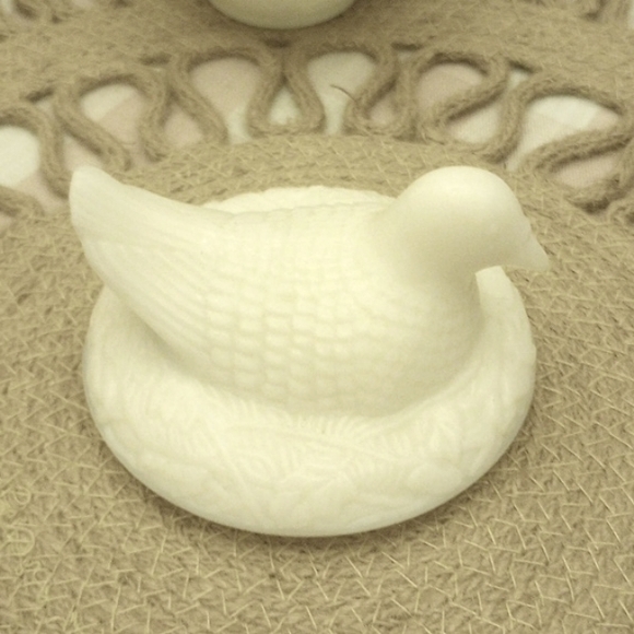 Vintage Bird on Nest - Picture 3 of 4